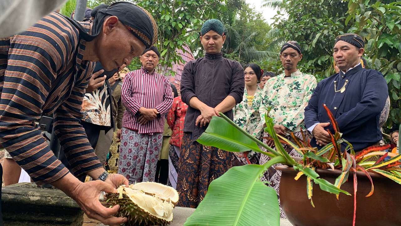 wujud-sedekah-hasil-panen-bupati-trenggalek-terpikat-festival-durian-2024