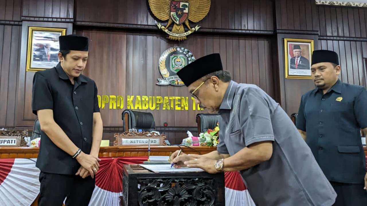 Rapat Paripurna DPRD Trenggalek, Ketok Palu Perda