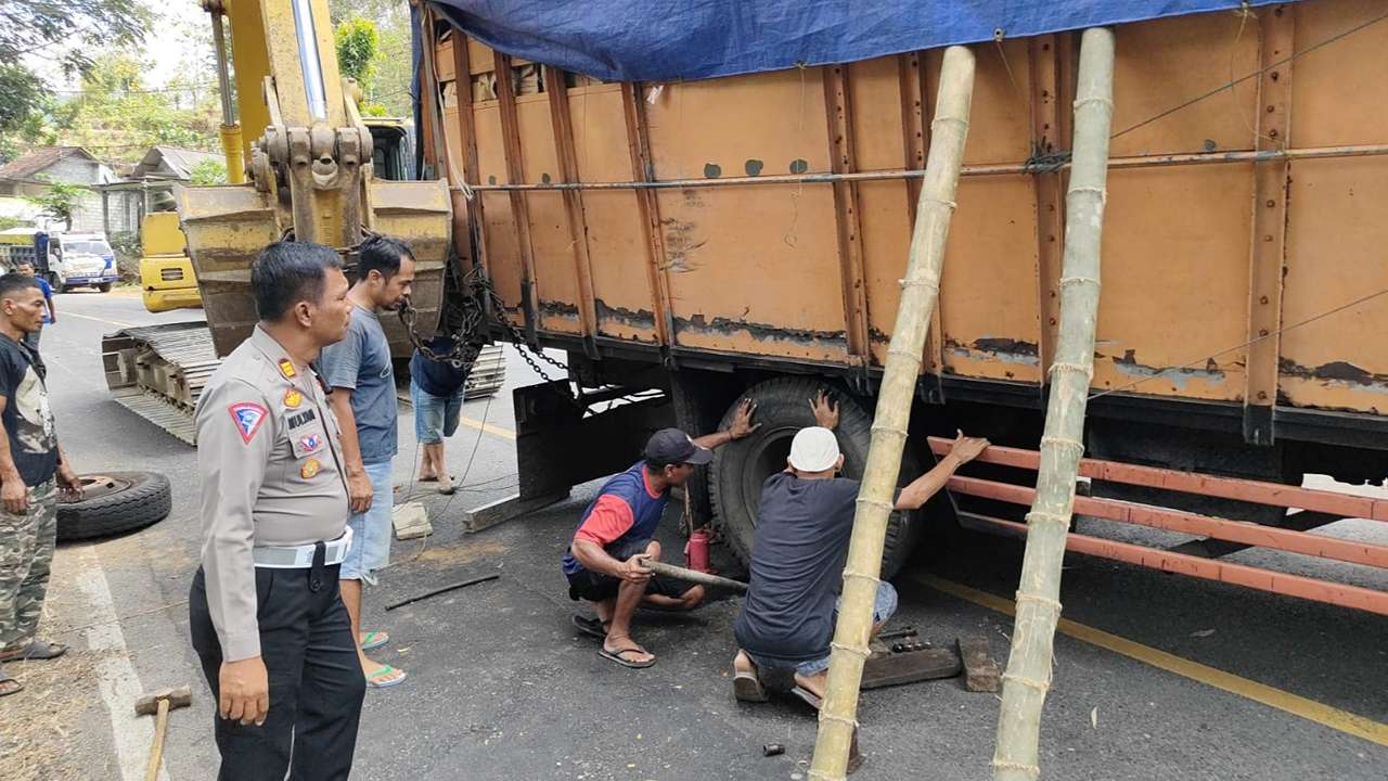 Akibat Ban Truk Pecah, Jalan Raya Trenggalek - Ponorogo Macet