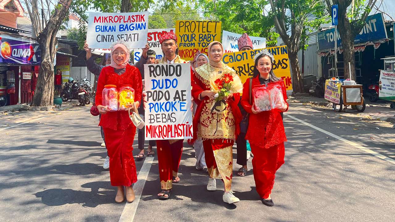 Ecoton Dorong Kemenag Gresik Supaya Calon Pengantin Wajib Uji Mikroplastik