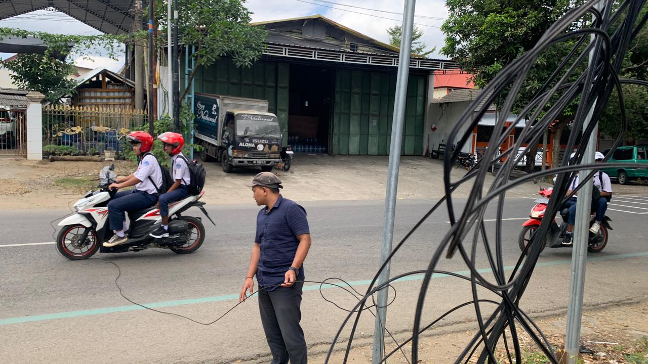 Kabel Perusahaan Provider Amburadul di Jalan Trenggalek, Bahayakan Pengendara