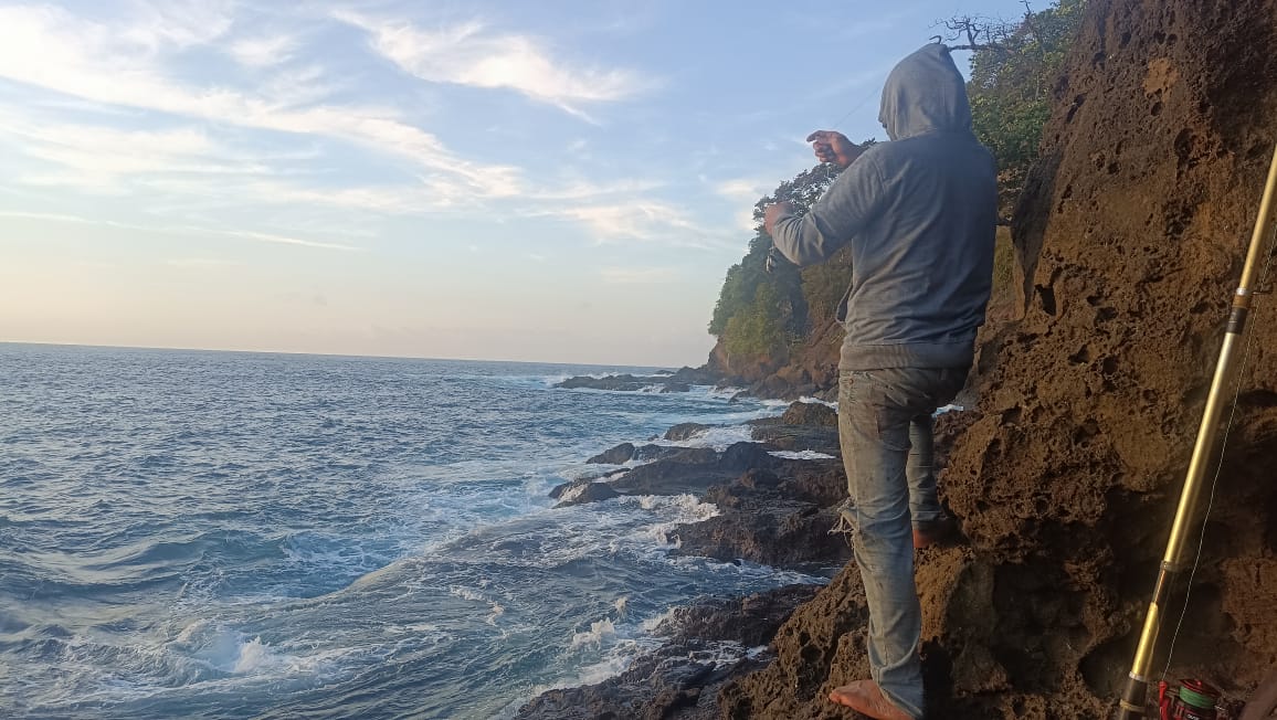 Sensasi Berburu Kakap Merah di Pereng Pantai Watulimo