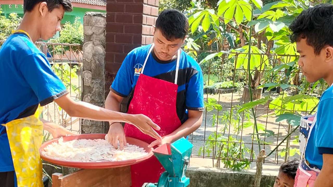 olah-singkong-jadi-mocaf-slbn-kampak-trenggalek-kenalkan-produknya