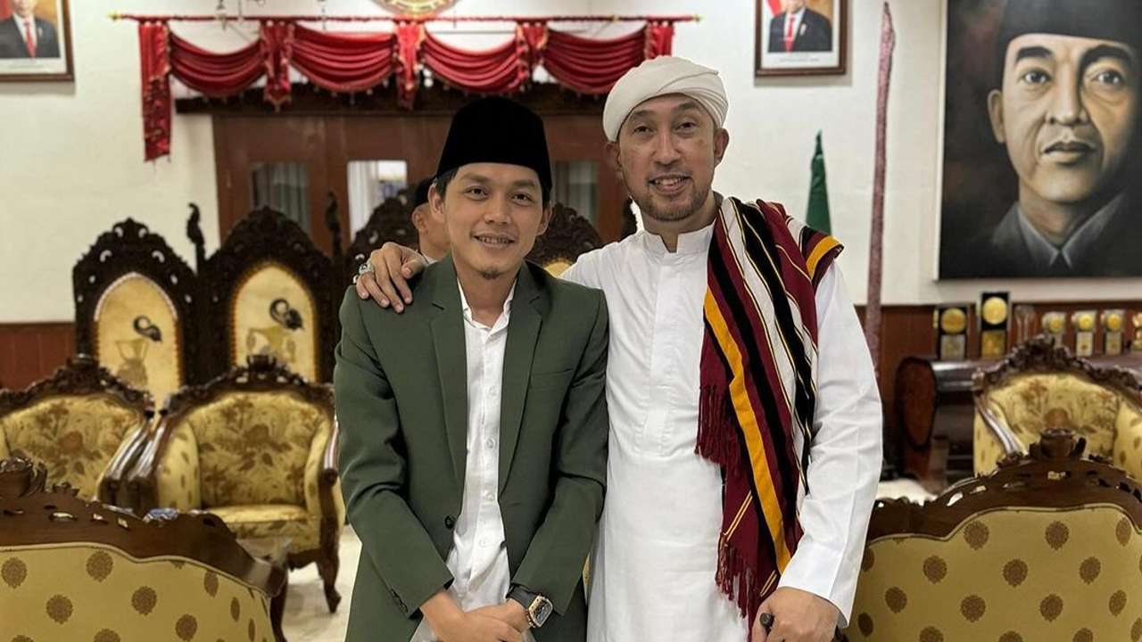 Meski Absen Trenggalek Bersholawat, Gus Iqdam Bertemu Habib Ali Zainal Abidin Assegaf