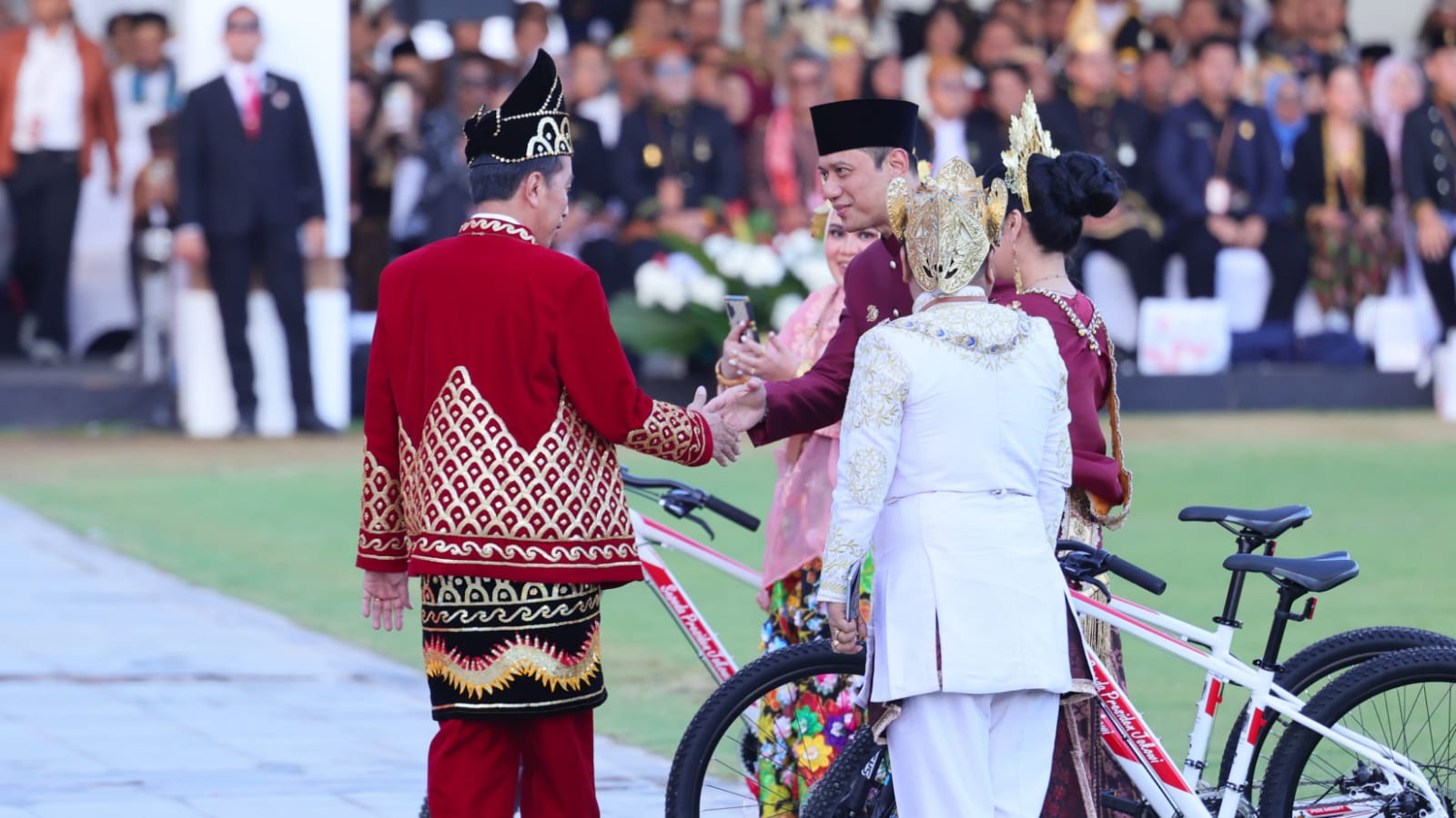 AHY Mendapatkan Sepeda dari Jokowi Berkat Busana Adat