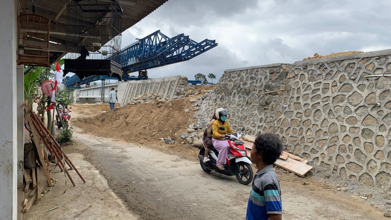 Pembangunan Jembatan Nglembu Trenggalek Gasak Ekonomi Warga