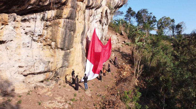 Bendera Merah Putih Terbentang di Tebing Belik Bolu, Gugah Patriotisme Warga Desa Jajar Gandusari