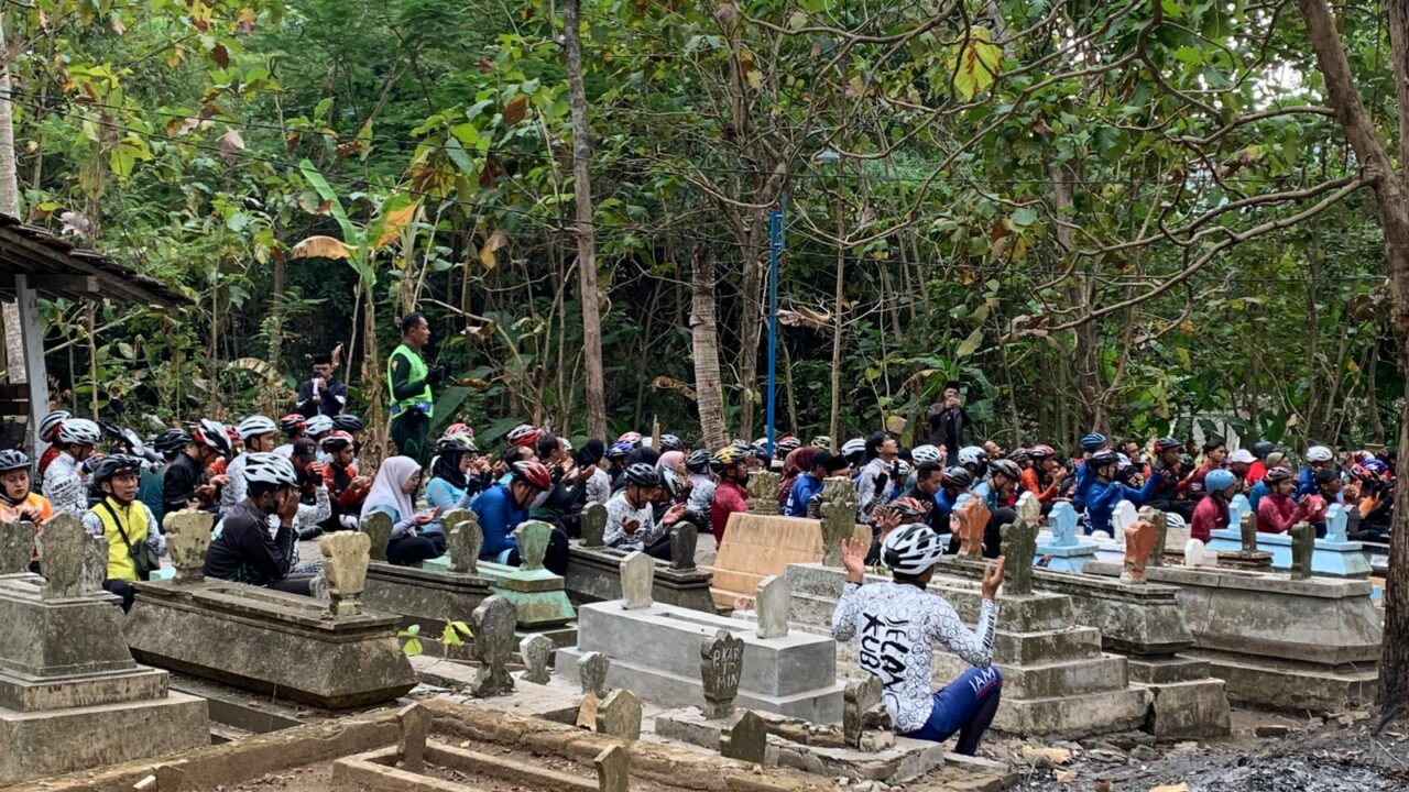 Para jemaah sedang berada di makam mbah kawak