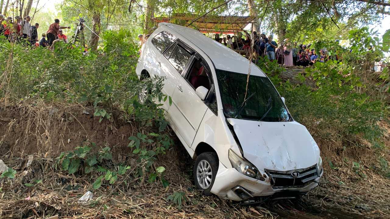 Mobil Mantan Camat Karangan Masuk Sungai, Laka Tunggal di Tamanan