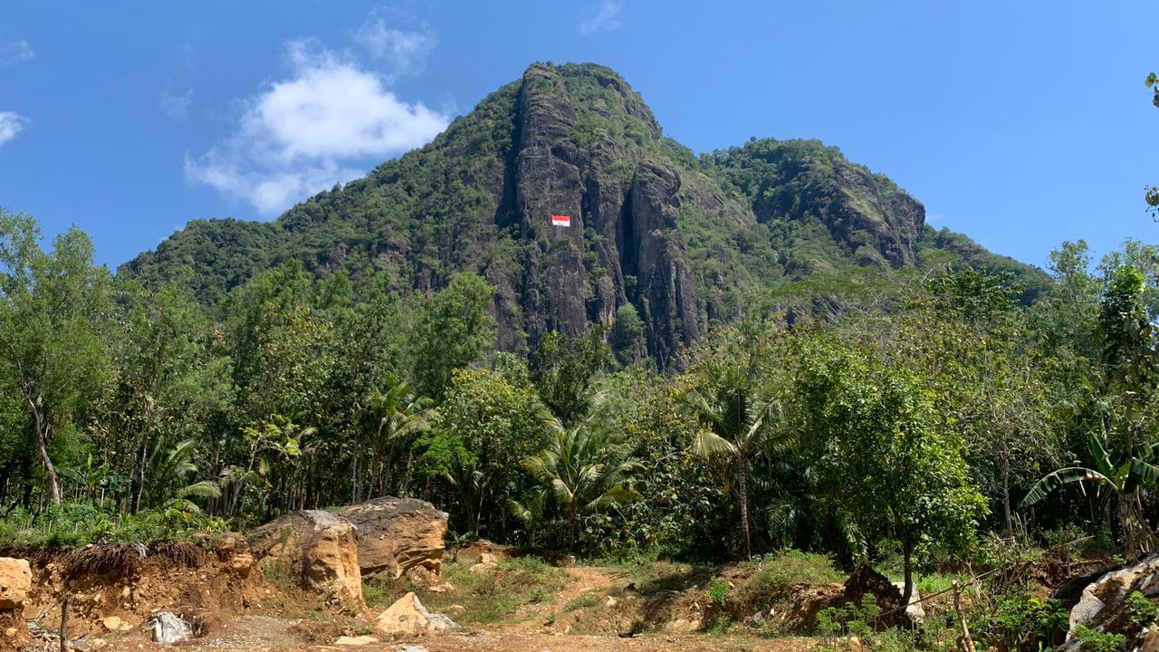 Bendera Merah Putih terbentang di Tebing Sepikul, Watulimo, Trenggalek dalam rangka Hari Ulang Tahun (HUT) Ke-79 Republik Indonesia | Foto: @mastrigus