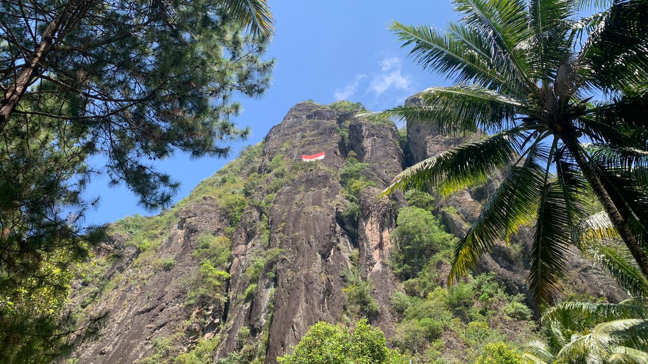 bendera merah putih tebing spikul 3