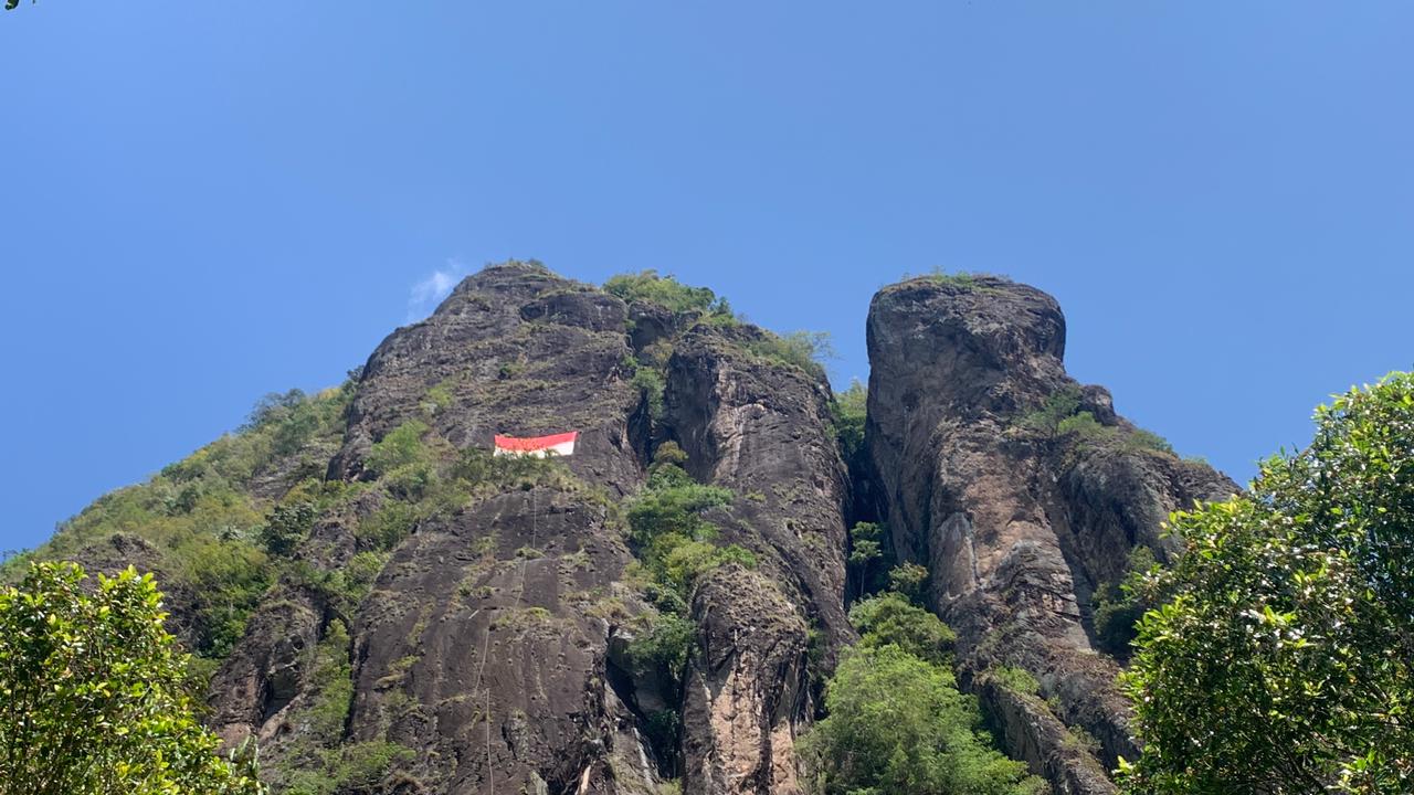 Bendera Merah Putih 30x20 Meter Terbentang di Tebing Sepikul Watulimo Peringati HUT ke-79 RI