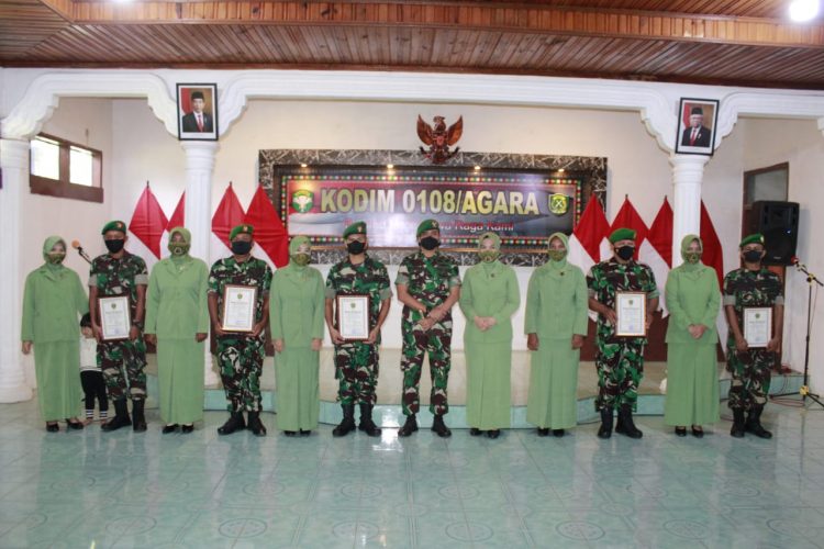 Komandan Kodim (Dandim) 0108/ Agara, Letkol Inf Robbi Firdaus SE, M.Si saat memimpin langsung acara Korps Raport pindah satuan yang dilaksanakan di Aula Yudha Makodim 0108/ Agara, Minggu (20/3).