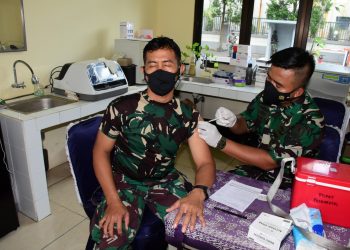 Tim vaksinator Pushidrosal saat giat vaksinasi booster, Senin (21/3).