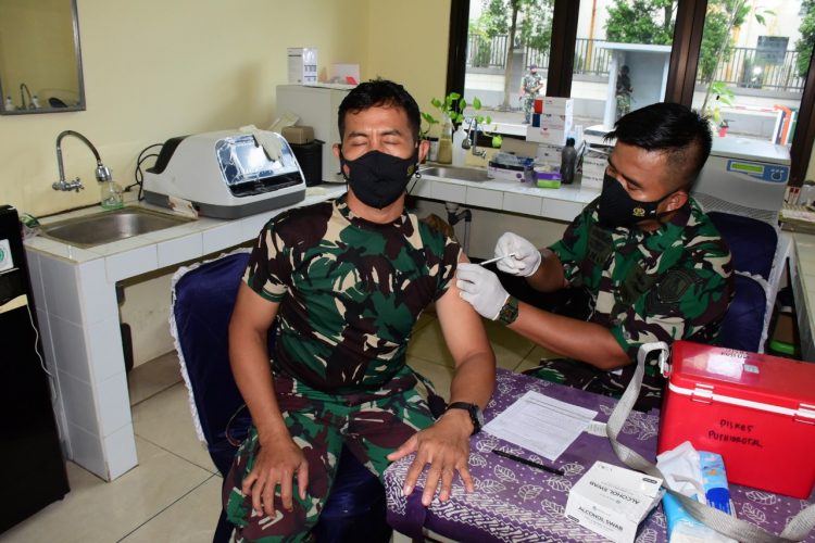 Tim vaksinator Pushidrosal saat giat vaksinasi booster, Senin (21/3).