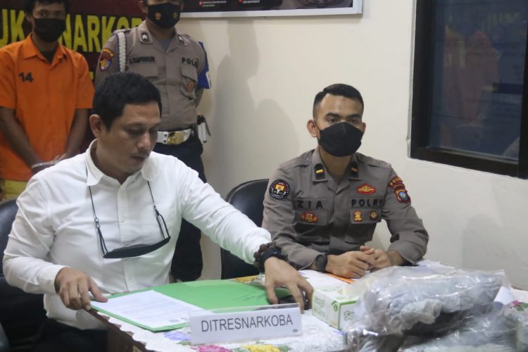 Kasubdit II Ditresnarkoba Polda Kepri Kompol Henry Andar H Sibarani SIK didampingi PS. Paur I Subbid Penmas Bid Humas Polda Kepri IPDA Zia Ul Hak SH saat pemusnahakan barang bukti sabu dan ganja, Senin (21/3).