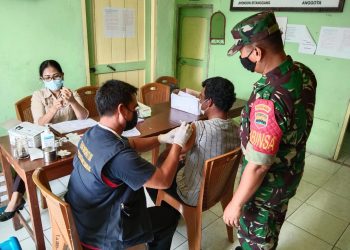 Babinsa Desa Pegagan Julu V - Koramil 01/ Sumbul, Serma Dalan Beluh Sembiring saat memonitor pelaksanaan vaksin dosis 3 (booster), Selasa (22/3).