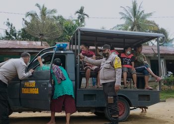 Kapolsek Tigalingga, AKP SP Siringoringo SH berasama jajaran saat door to door ajak masyarakat vaksinasi I, II dan III, Selasa (22/3).