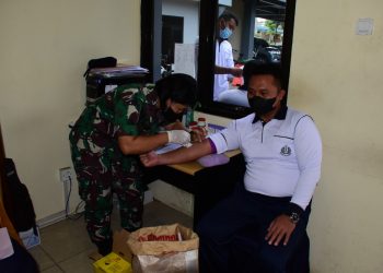 Prajurit dan PNS Pushidrosal saat pemeriksaan kesehatan rutin, Selasa (22/3).