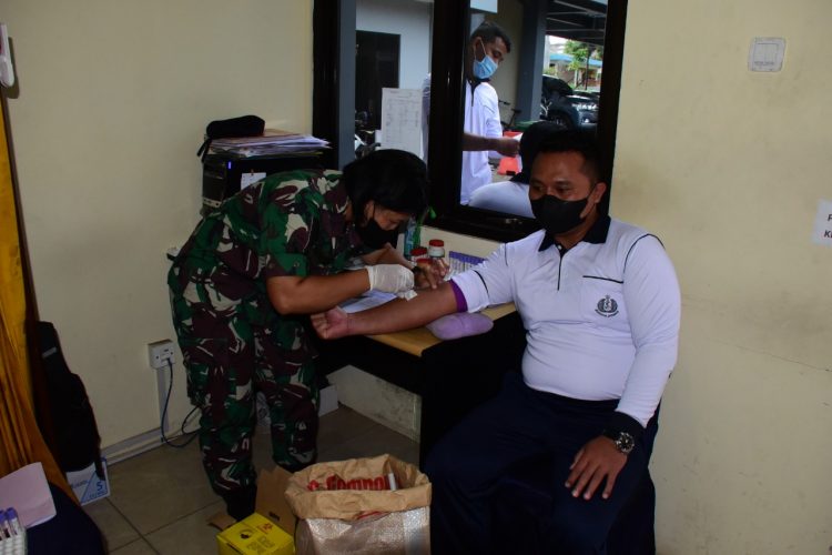 Prajurit dan PNS Pushidrosal saat pemeriksaan kesehatan rutin, Selasa (22/3).