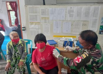 Nakes Kodim 0206/ Dairi saat gelar vaksinasi di Desa Belang Malum, Rabu (23/3).