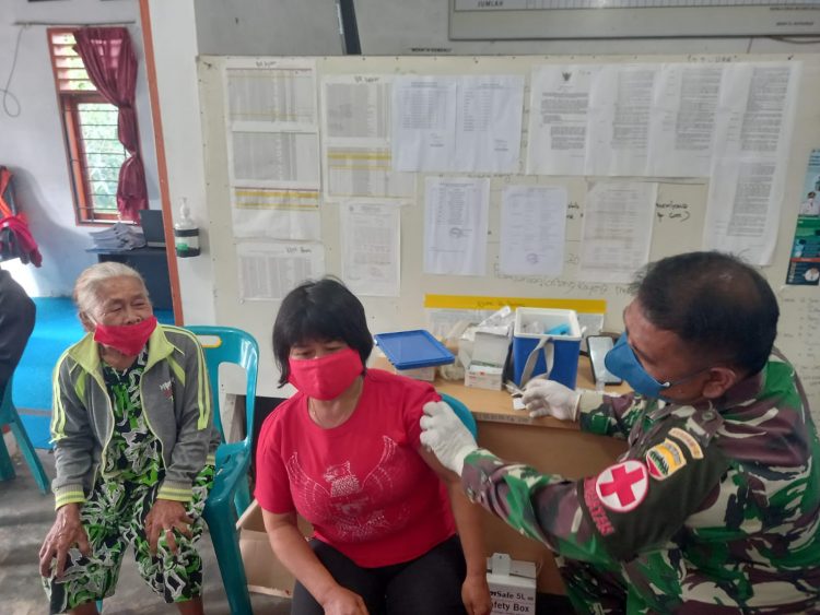 Nakes Kodim 0206/ Dairi saat gelar vaksinasi di Desa Belang Malum, Rabu (23/3).