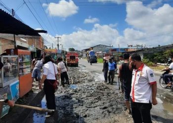 Camat Sitinjo, BPBD Dairi dan Aparatur Desa Sitinjo saat gotongroyong, Rabu (23/3).