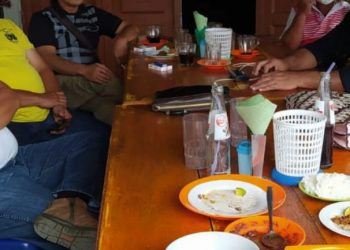 Dr. Capt. Anthon Sihombing bersama rekan, Rabu (23/3).