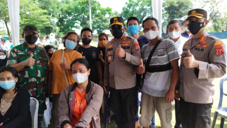 Kapolda Sumut, Irjen Pol. RZ Panca Putra Simanjuntak M.Si didampingi Wakapold Sumut dan Kapolrestq Deliserdang, Kombes. Pol. Irsan Sinuhaji saat gebyar vaksinasi massal di Sunggal, Rabu (23/3).