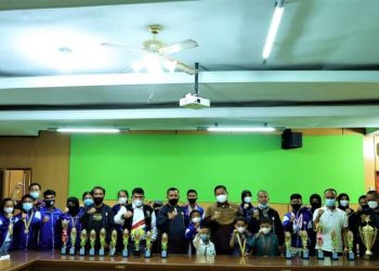 Para atlit, pengurus dan pelatih Aski Dairi saat bertemu Bupati Eddy Berutu, Kamis (24/3).