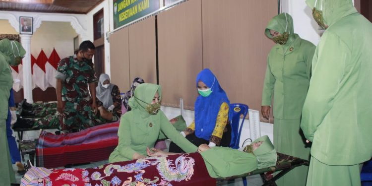 Persit Kodim 0108/ Aceh Tenggara saat donor darah, Kamis (23/3).
