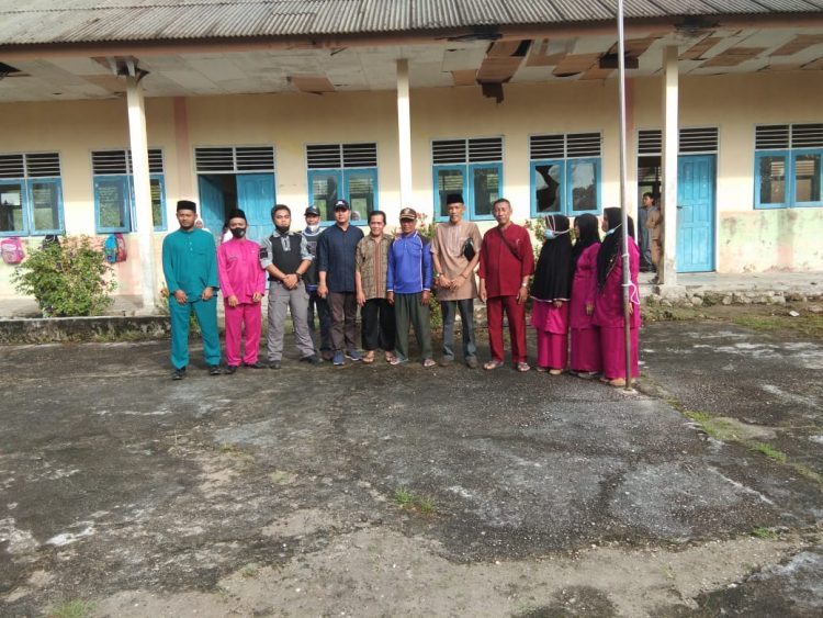 Kadis Pendidikan Lingga, H. Armia saat tinjau SDN 013 Senayang, Kamis (23/3).