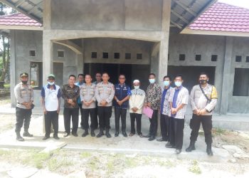 Kabag Ren Polres OKU Timur, Kompol Ruslan SH bersama Camat, Para Kades, Tokoh Agama dan Tokoh Adat saat tinjau pembangunan Pol Sub Sektor Belitang, Kamis (24/3).
