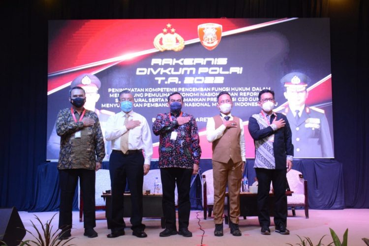 Acara penutup kegiatan rakernis Divkum Polri TA 2022 di Batam, Rabu (23/3).