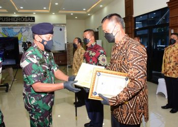 Danpushidrosal, Laksama Madya TNI Nurhidayat saat serahkan tali asih kepada prajurit purna tugas, Kamis (24/3).