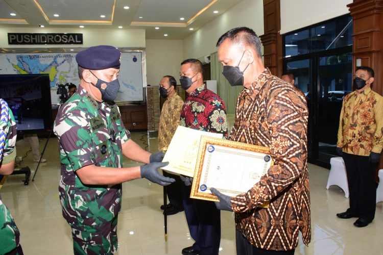 Danpushidrosal, Laksama Madya TNI Nurhidayat saat serahkan tali asih kepada prajurit purna tugas, Kamis (24/3).