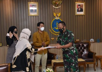 Komandan Pushidrosal, Laksamana Madya TNI Nurhidayat yang didampingi Wadanpushidrosal Laksamana Muda TNI Budi Purwanto ST, MM saat terima penghargaan dari KPPN Jakarta 1, Kamis (24/3).