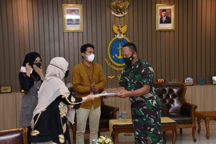 Komandan Pushidrosal, Laksamana Madya TNI Nurhidayat yang didampingi Wadanpushidrosal Laksamana Muda TNI Budi Purwanto ST, MM saat terima penghargaan dari KPPN Jakarta 1, Kamis (24/3).