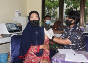 Pushidrosal saat giat vaksinasi bagi masyarakat, Kamis (24/3).