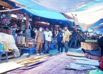 Satpol PP Kabupaten Dairi bersama Tim Penataan Pasar melaksanakan pendampingan pembongkaran terhadap beberapa lapak/ balerong di Blok A dan D yang berada diatas 1 (satu) meter dan yang menggantungkan dagangannya diatas tiang/ broti, Jumat (25/3).