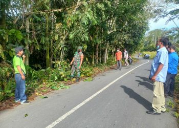 Serda Juparman Purba, Personil Koramil 07/ Salak jajaran Kodim 0206/ Dairi bersama warga saat giat gotongroyong, Jumat (25/3).