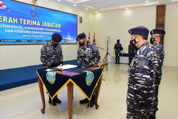 Danpushidrosal, Laksamana Madya TNI Nurhidayat saat pimpin sertijab, Jumat (25/3).