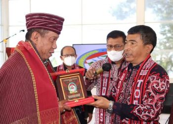 Bupati Toba, Ir. Poltak Sitorus didampingi Setda, Drs. Augus Sitorus dan Ketua KMDT Edison Manurung saat tanda tangan MoU bersama Walikota Yogyakarta, Drs. H. Haryadi Suyuti, Kamis (24/3).
