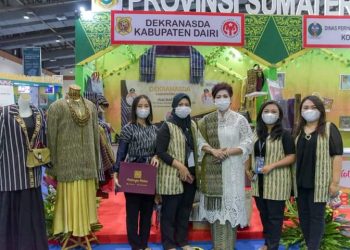 Dekranasda Dairi saat di ajang INACAFT perkenalkan tenun ulos ramah lingkunga, Kamis (25/3).
