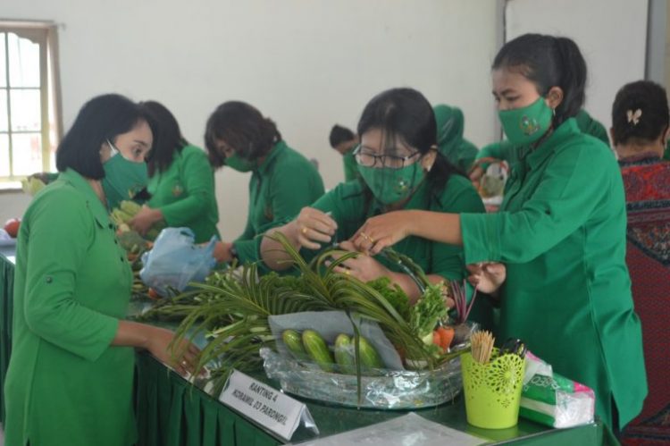 Persit Cabang XLII Kodim 0206/ Dairi saat lomba dalam rangka meriahkan HUT ke- 76 Persit, Jumat (25/3).