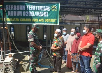Kodim 0206/ Dairi, Letkol Arh Ridwan Budi Sulistyawan didampingi Pasiter, Letda Inf J Maimbang saat penyerahan sumur bor kepada warga, Jumat (25/3).