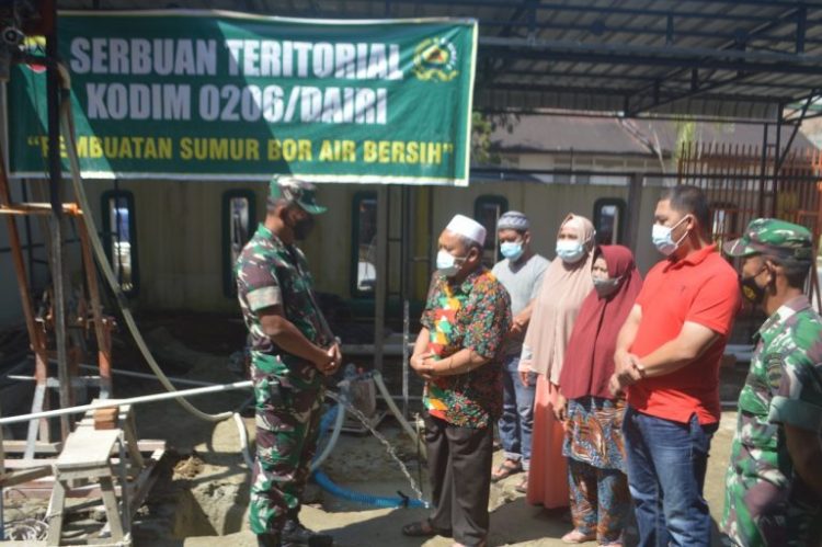 Kodim 0206/ Dairi, Letkol Arh Ridwan Budi Sulistyawan didampingi Pasiter, Letda Inf J Maimbang saat penyerahan sumur bor kepada warga, Jumat (25/3).
