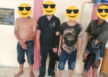 Ke empat tersangka saat diamankan di Polsek Medan Helvetia, Minggu (27/3).