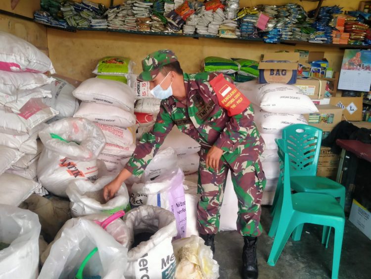 Babinsa Koramil 01/ Sumbul jajaran Kodim 0206/ Dairi, Kopda Wandi F Sitorus saat cek ketersediaan pupuk bersubsidi di kios kios, Minggu (27/3).