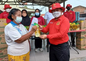 Ka. BINda Sumut Brigjen TNI Asep Jauhari Puja Laksana menyerahkan sertifikat vaksin dan minyak goreng pada ibu lansia peserta vaksin Binda Sumut, Minggu (27/3).